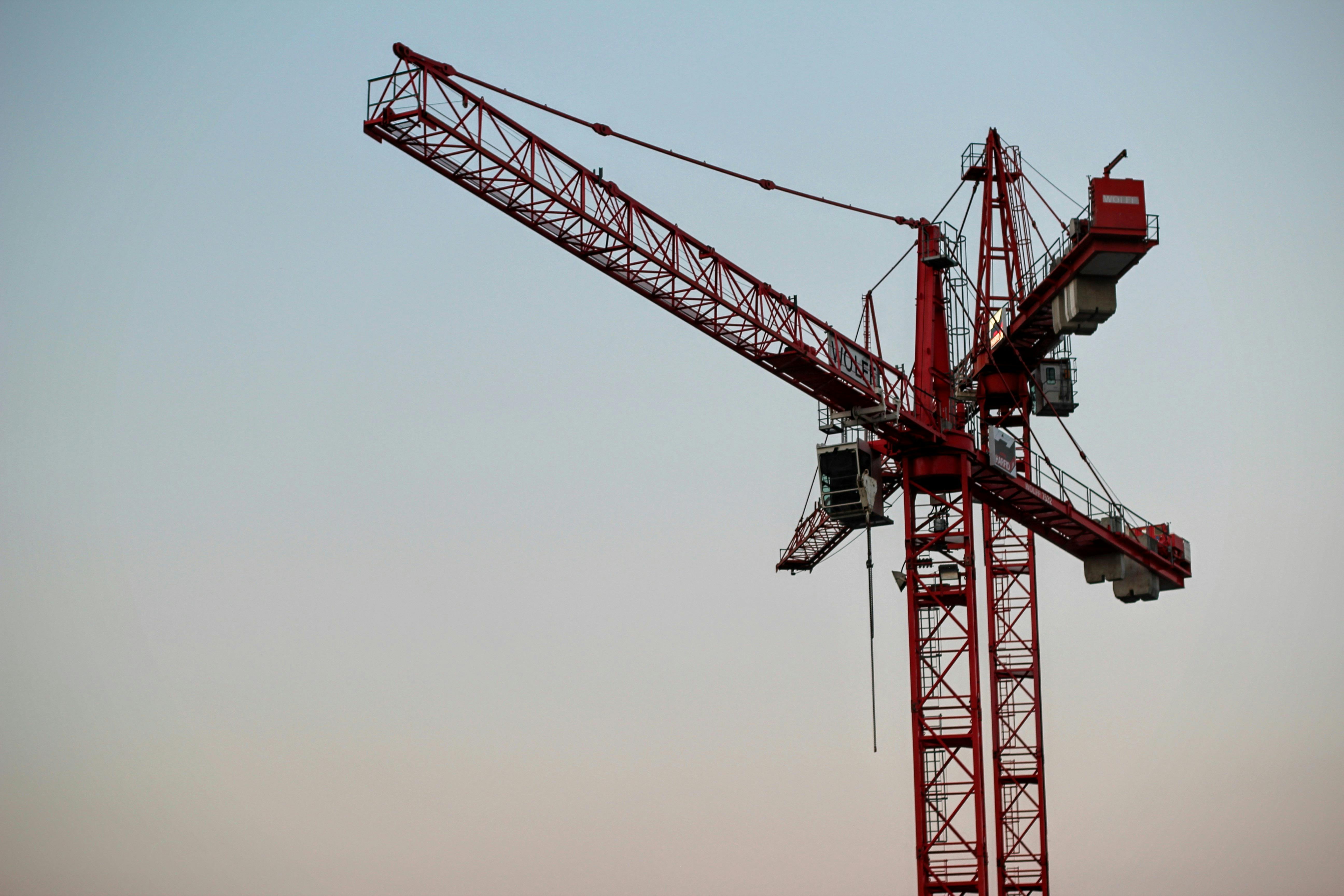 Gru a torre in cantiere
